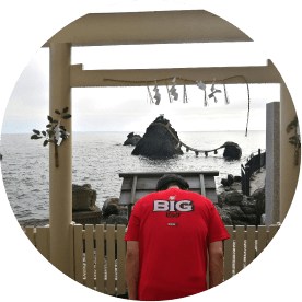 二見輿玉神社を参拝する写真