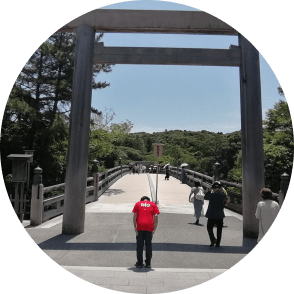 皇大神宮(内宮)を参拝する写真