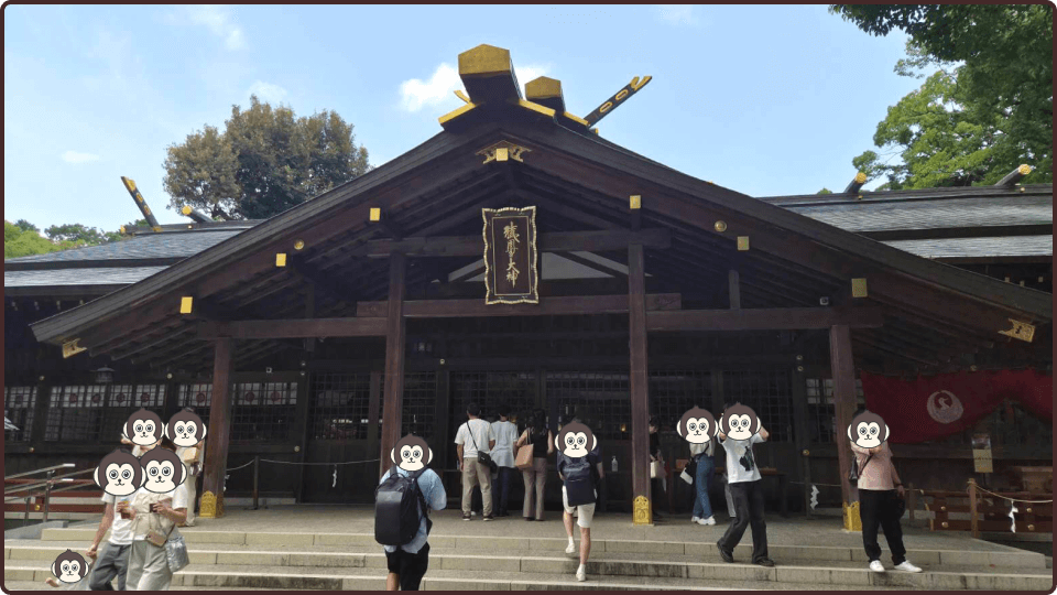 猿田彦神社の本殿と参拝者