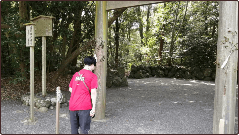 鳥居の前でお辞儀