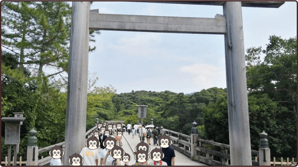 鳥居とたくさんの参拝者